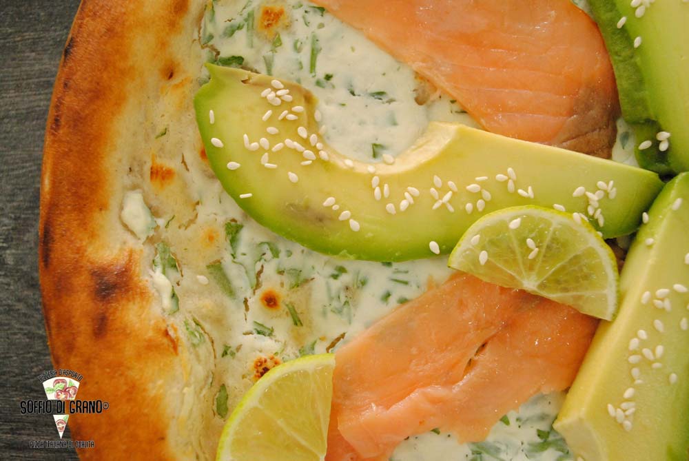 Pizza in edizione limitata con avocado, salmone, ricotta alla rucola e lime - Soffio di Grano