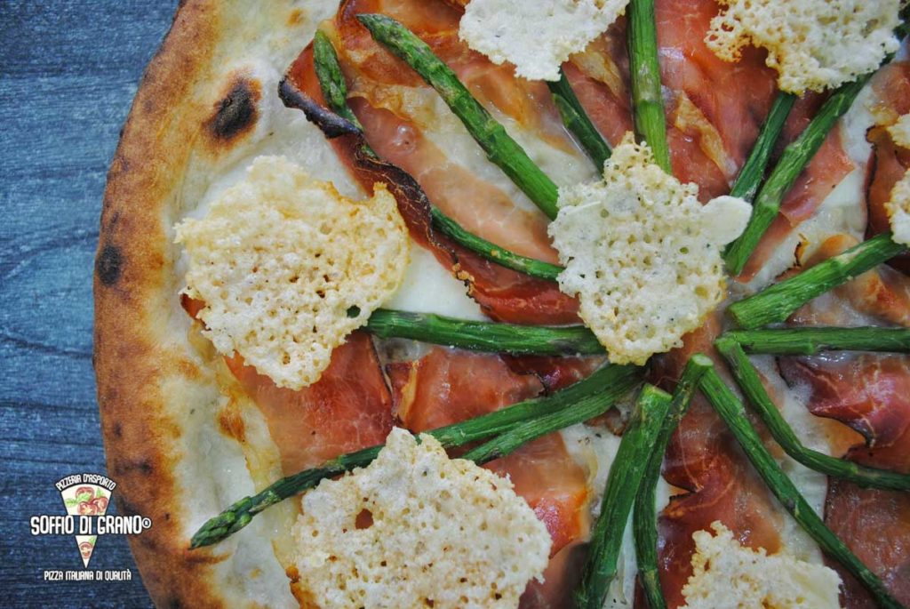 Edizione Limitata - Aprile - Pizza asparagi, bacon, cialde di Grana Padano - pizzeria Soffio di Grano