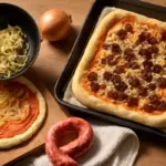 Ricetta pizza rustica con cipolle e salsiccia: il passaggio segreto per non inzuppare la base